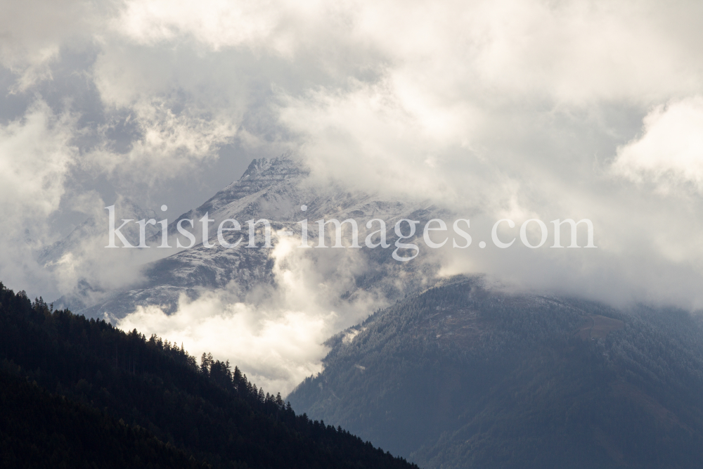 Wintereinbruch im Gebirge / Nockspitze oder Saile, Stubaier Alpen, Tirol, Österreich by kristen-images.com
