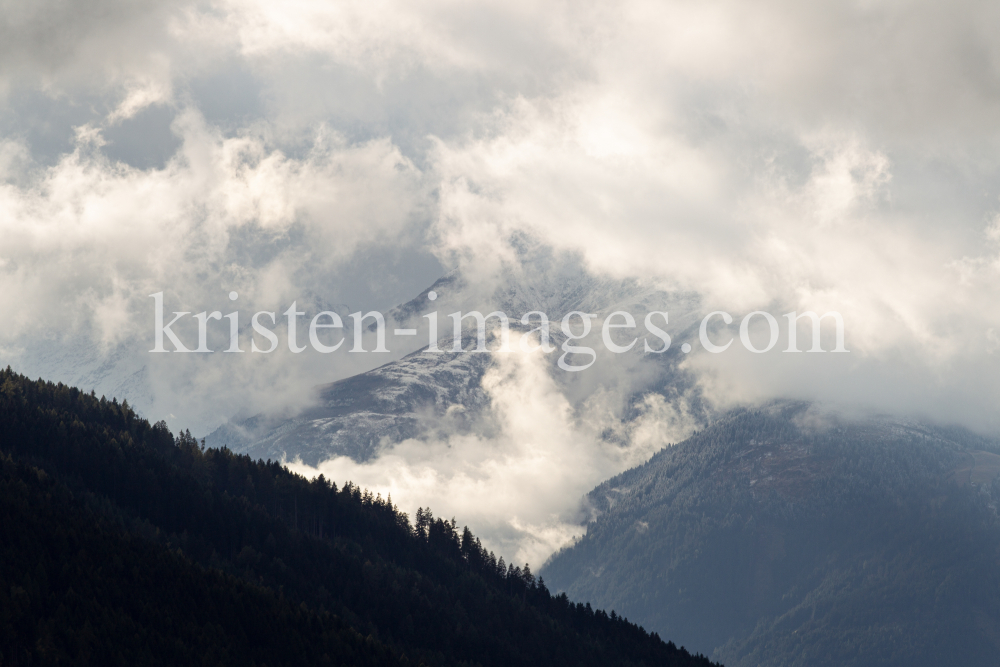 Wintereinbruch im Gebirge / Nockspitze oder Saile, Stubaier Alpen, Tirol, Österreich by kristen-images.com