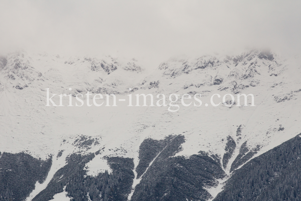 Wintereinbruch im Gebirge / Nordkette, Karwendel, Tirol, Österreich by kristen-images.com