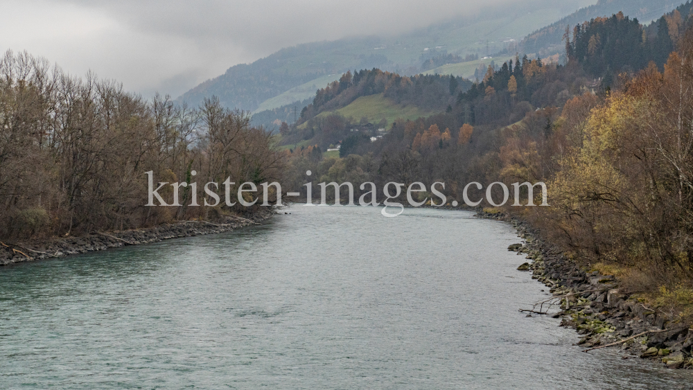 Inn bei Hall in Tirol, Österreich by kristen-images.com