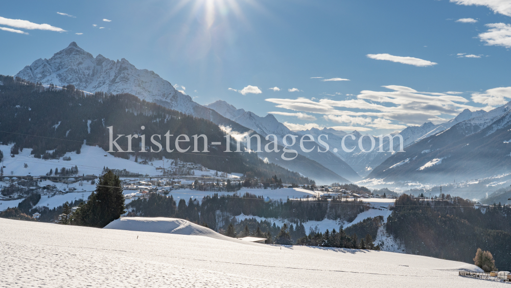 Blick von Patsch Richtung Stubaital, Tirol, Österreich by kristen-images.com