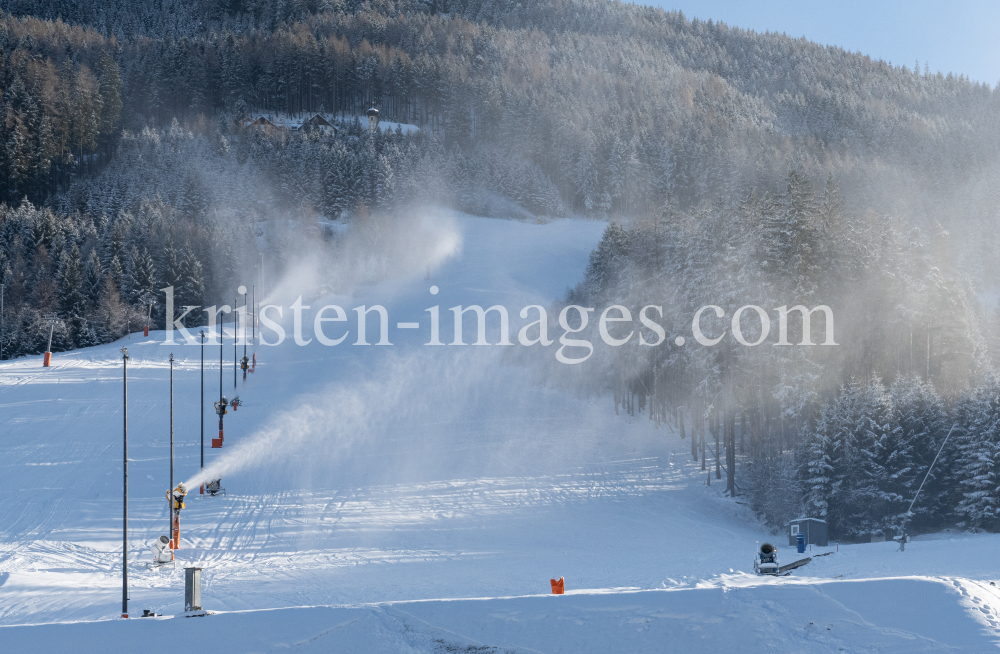 Schneekanonen / Patscherkofel, Tirol, Österreich by kristen-images.com