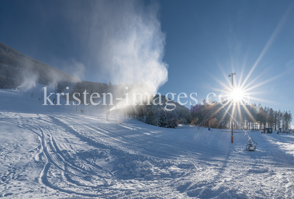 Schneekanonen / Patscherkofel, Tirol, Österreich by kristen-images.com