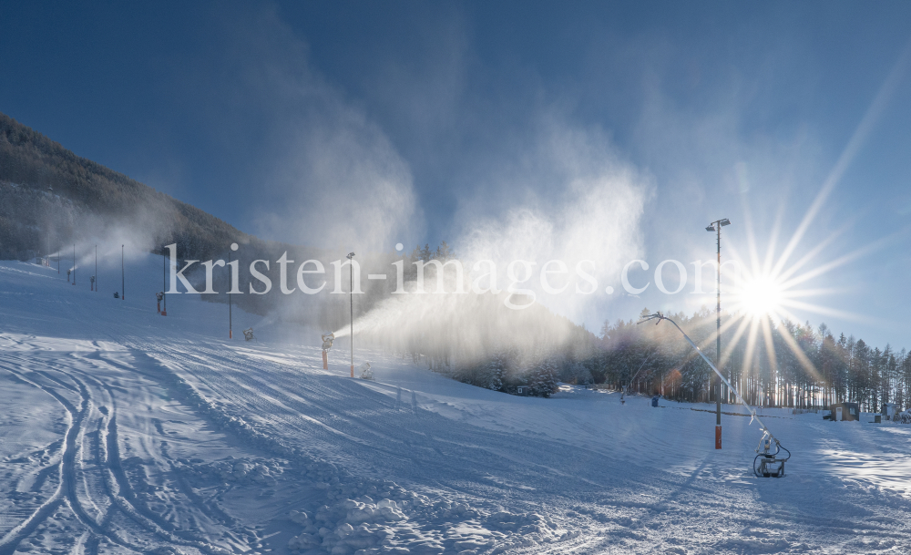 Schneekanonen / Patscherkofel, Tirol, Österreich by kristen-images.com