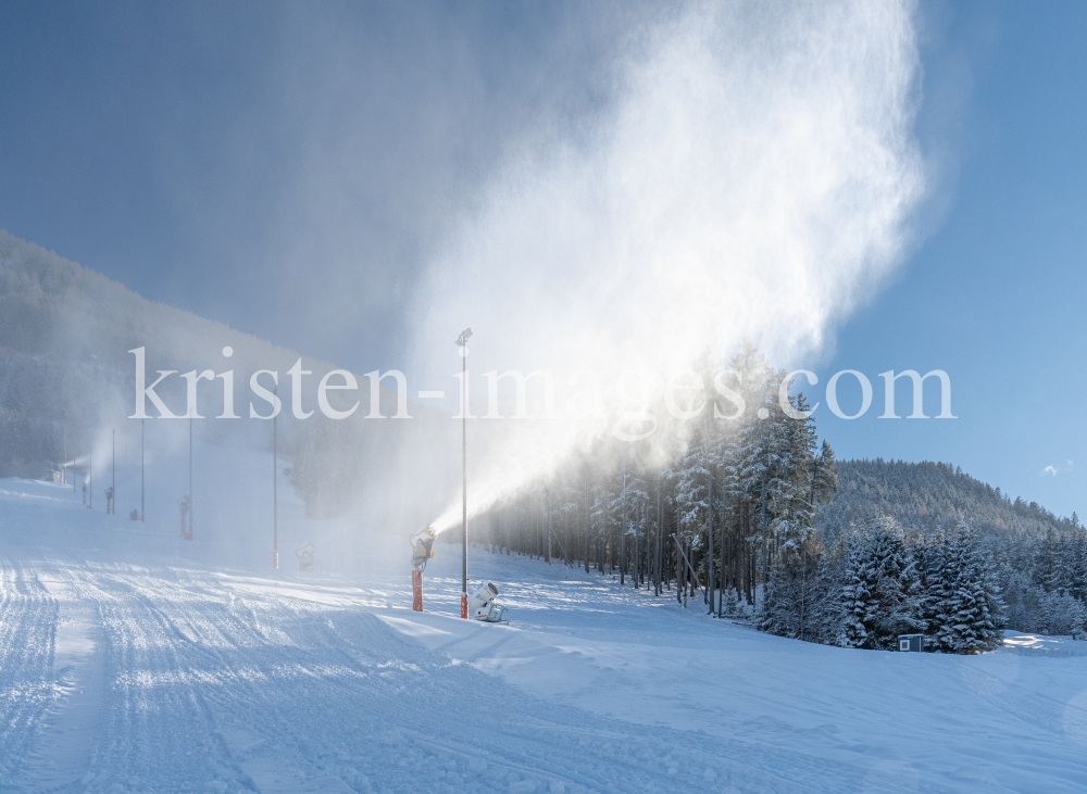 Schneekanonen / Patscherkofel, Tirol, Österreich by kristen-images.com