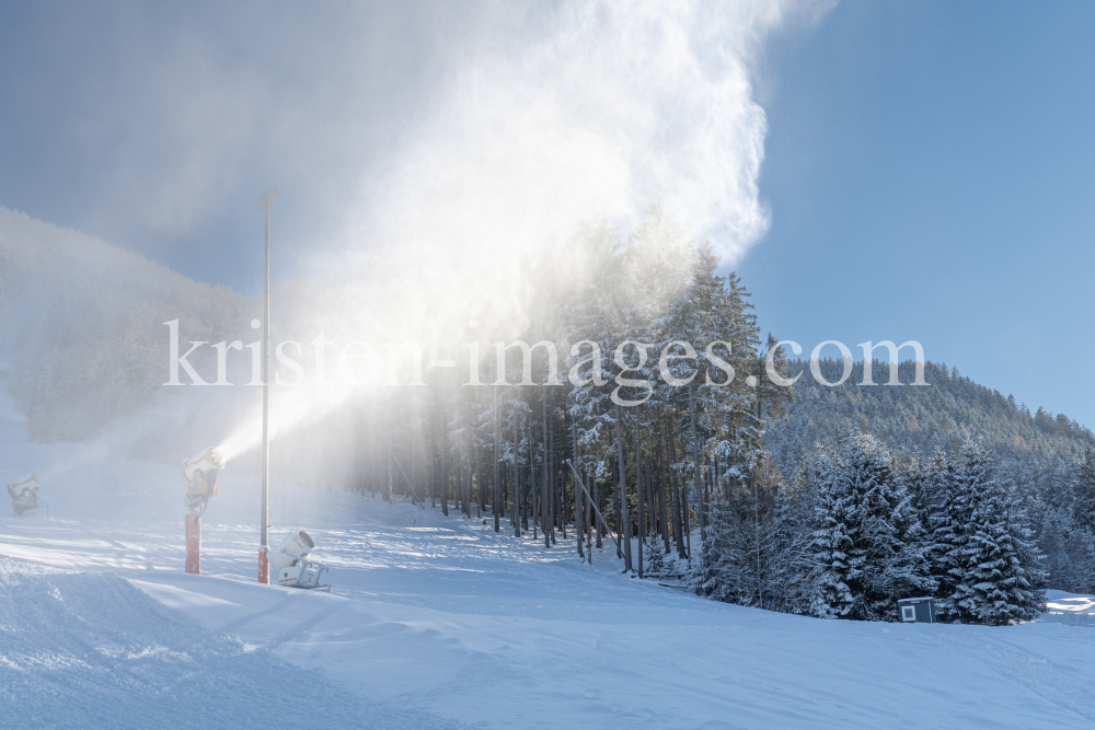 Schneekanonen / Patscherkofel, Tirol, Österreich by kristen-images.com