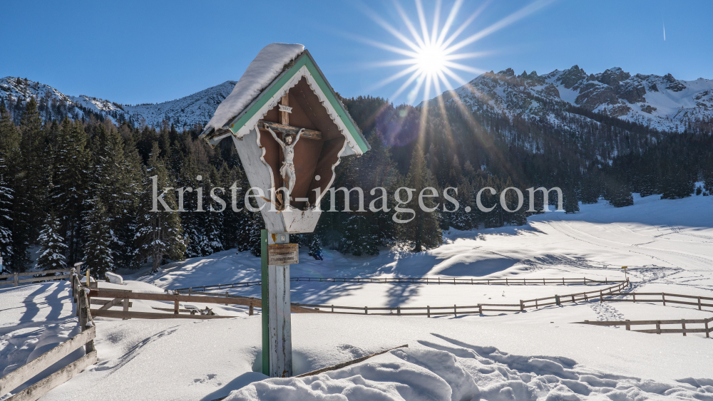 Kreuz bei der Ochsenalm unterhalb von Maria Waldrast, Mützens, Mühlbachl, Tirol, Österreich by kristen-images.com