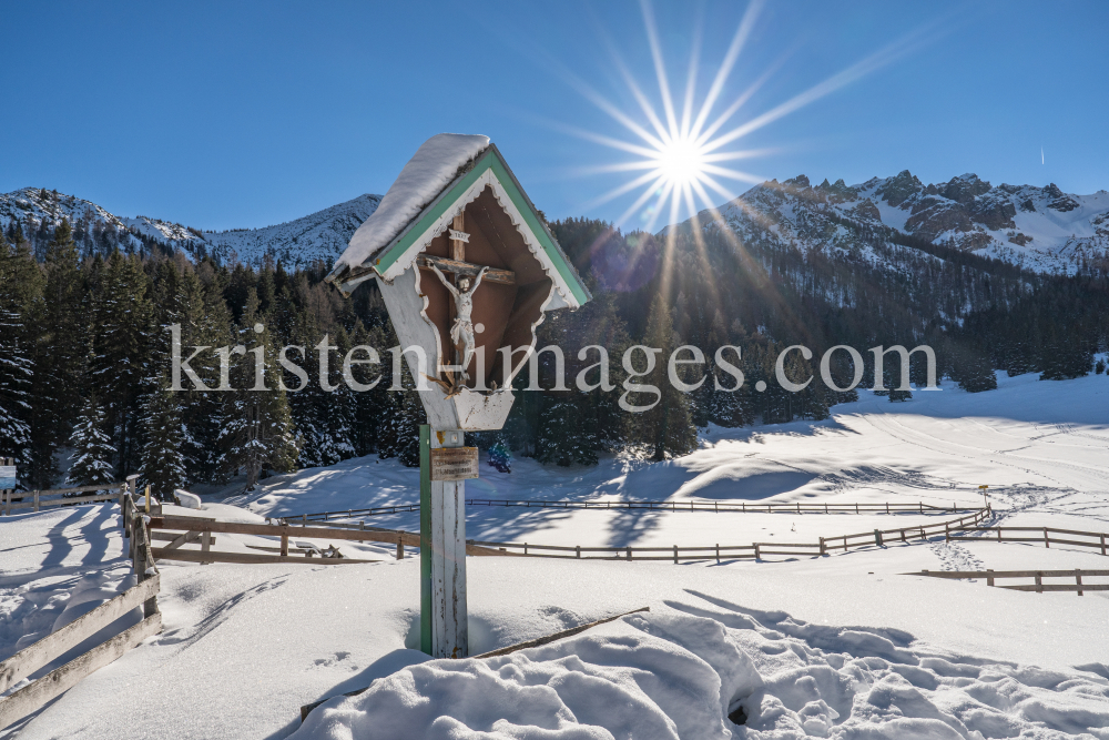 Kreuz bei der Ochsenalm unterhalb von Maria Waldrast, Mützens, Mühlbachl, Tirol, Österreich by kristen-images.com