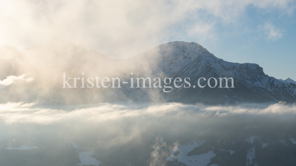 Nockspitze oder Saile im Nebel, Tirol, Österreich by kristen-images.com