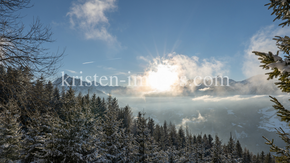 Blick vom Patscherkofel zu den Stubaier Alpen, Tirol, Österreich by kristen-images.com
