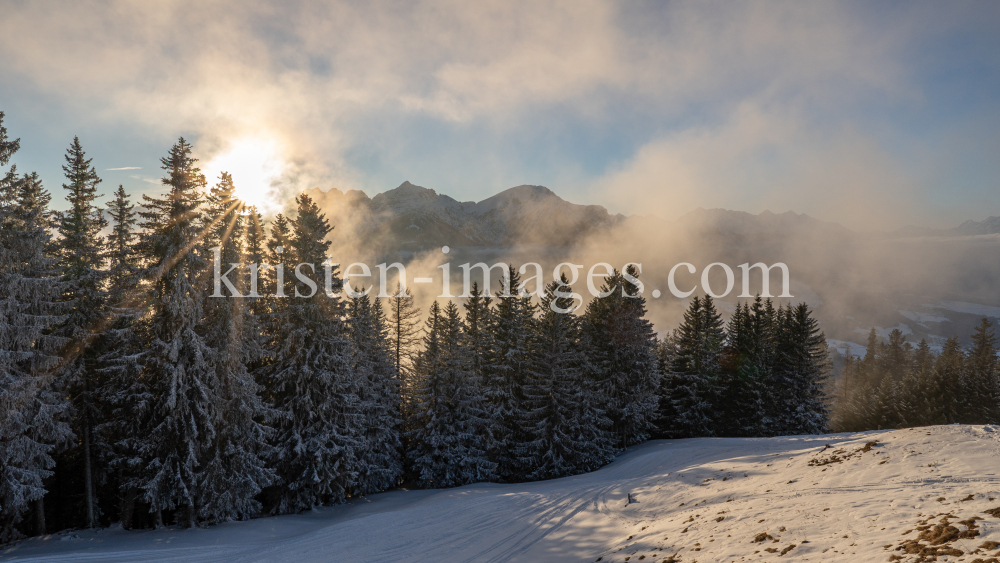 Blick vom Patscherkofel zur Nockspitze oder Saile, Stubaier Alpen, Tirol, Österreich by kristen-images.com