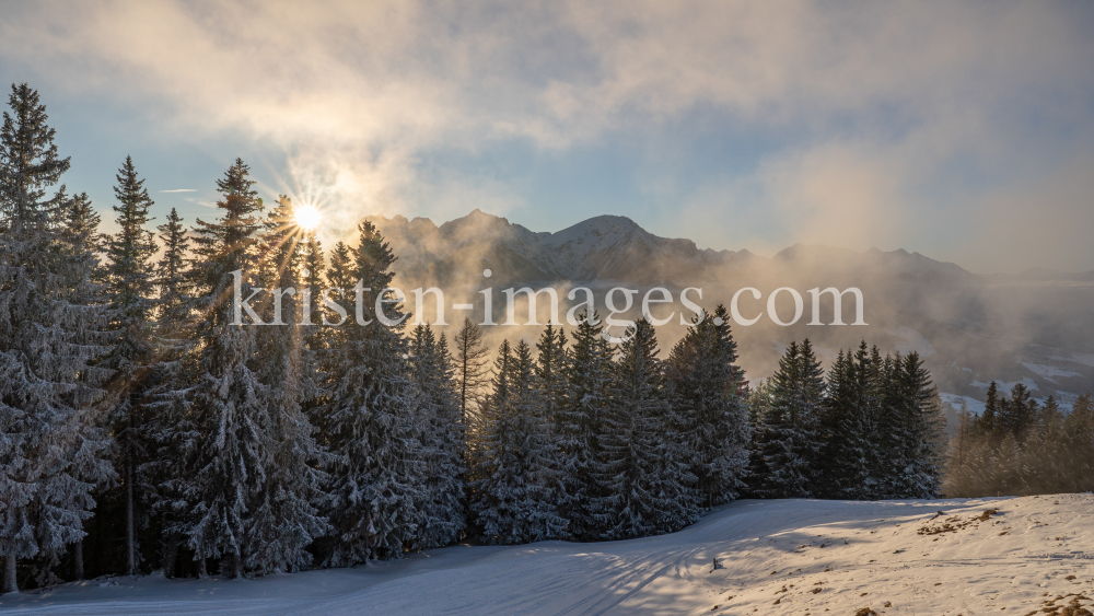 Blick vom Patscherkofel zur Nockspitze oder Saile, Stubaier Alpen, Tirol, Österreich by kristen-images.com