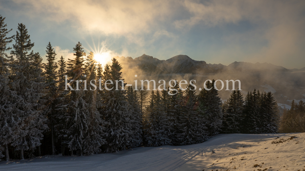 Blick vom Patscherkofel zur Nockspitze oder Saile, Stubaier Alpen, Tirol, Österreich by kristen-images.com