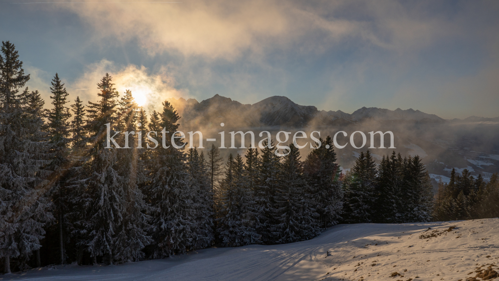 Blick vom Patscherkofel zur Nockspitze oder Saile, Stubaier Alpen, Tirol, Österreich by kristen-images.com