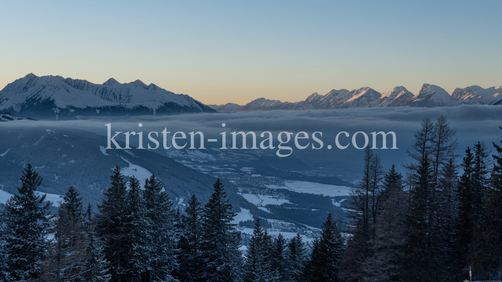 Blick vom Patscherkofel in das Oberinntal, Inntal, Tirol, Österreich by kristen-images.com