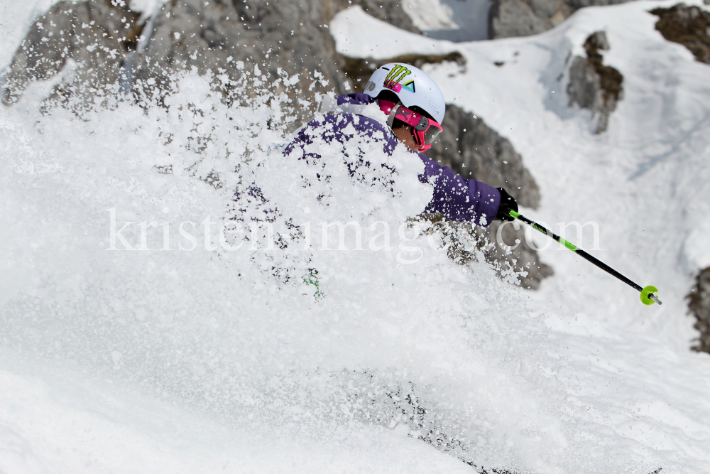 Skifahrer im Tiefschnee / Nordkette Innsbruck, Tirol, Österreich by kristen-images.com