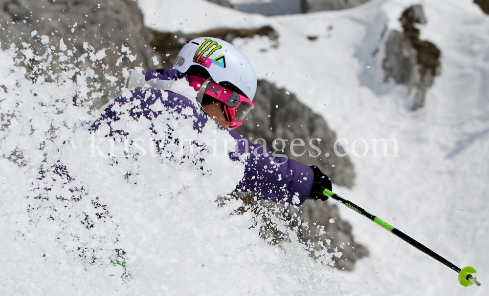 Skifahrer im Tiefschnee / Nordkette Innsbruck, Tirol, Österreich by kristen-images.com