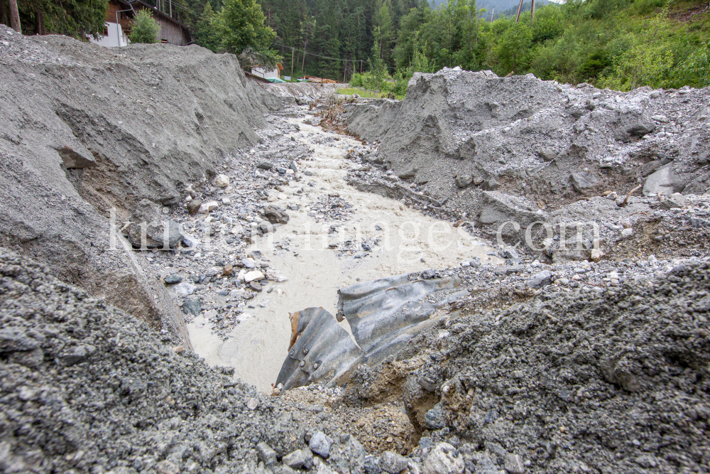 Murenabgang nach Unwetter in Mieders im Stubaital, Stubai, Tirol, Österreich by kristen-images.com