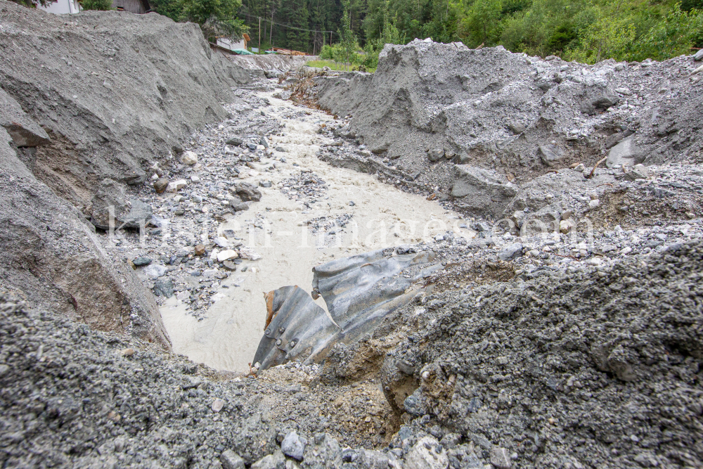 Murenabgang nach Unwetter in Mieders im Stubaital, Stubai, Tirol, Österreich by kristen-images.com