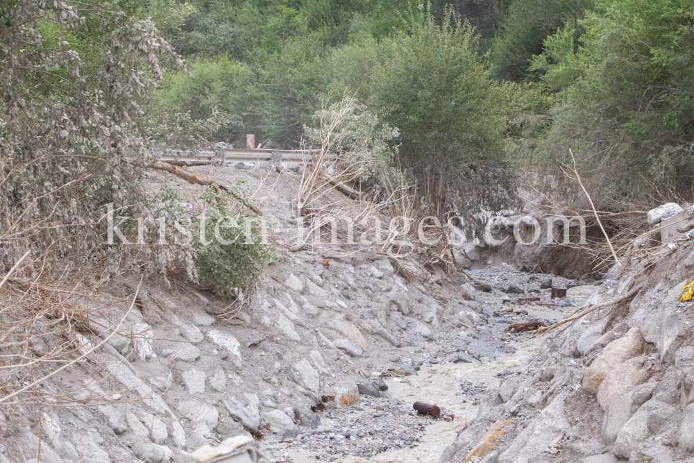 Murenabgang nach Unwetter in Mieders im Stubaital, Stubai, Tirol, Österreich by kristen-images.com