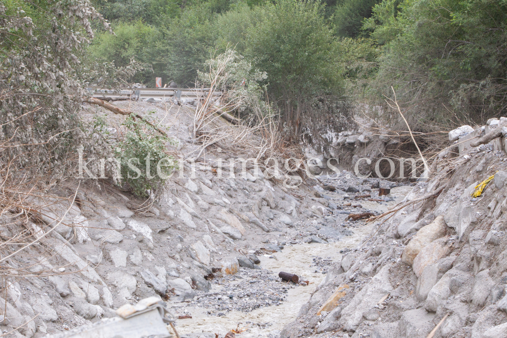 Murenabgang nach Unwetter in Mieders im Stubaital, Stubai, Tirol, Österreich by kristen-images.com