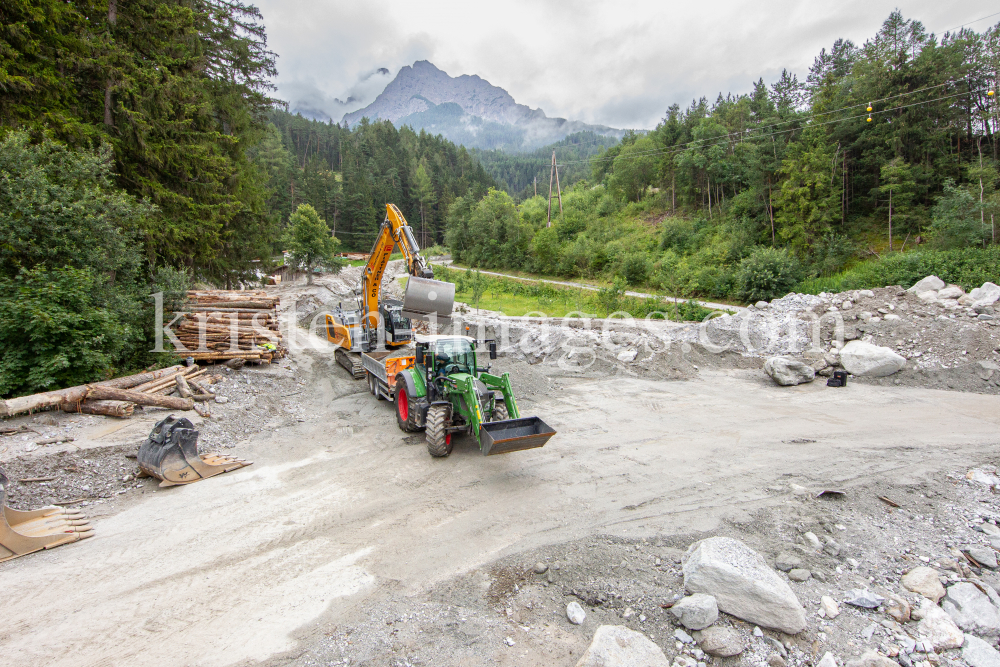 Murenabgang nach Unwetter in Mieders im Stubaital, Stubai, Tirol, Österreich by kristen-images.com