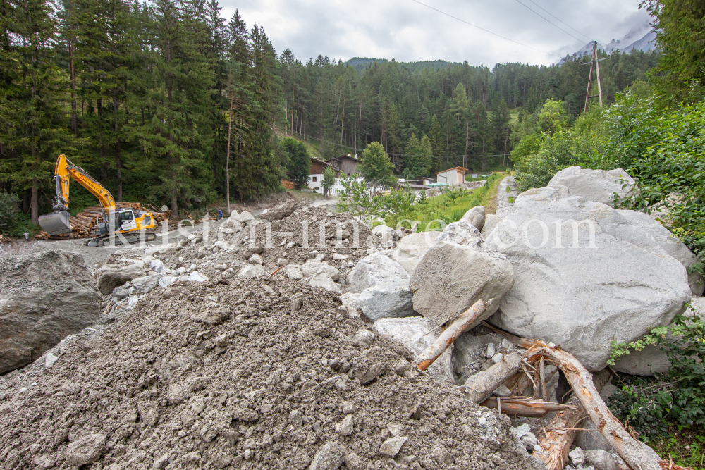 Murenabgang nach Unwetter in Mieders im Stubaital, Stubai, Tirol, Österreich by kristen-images.com