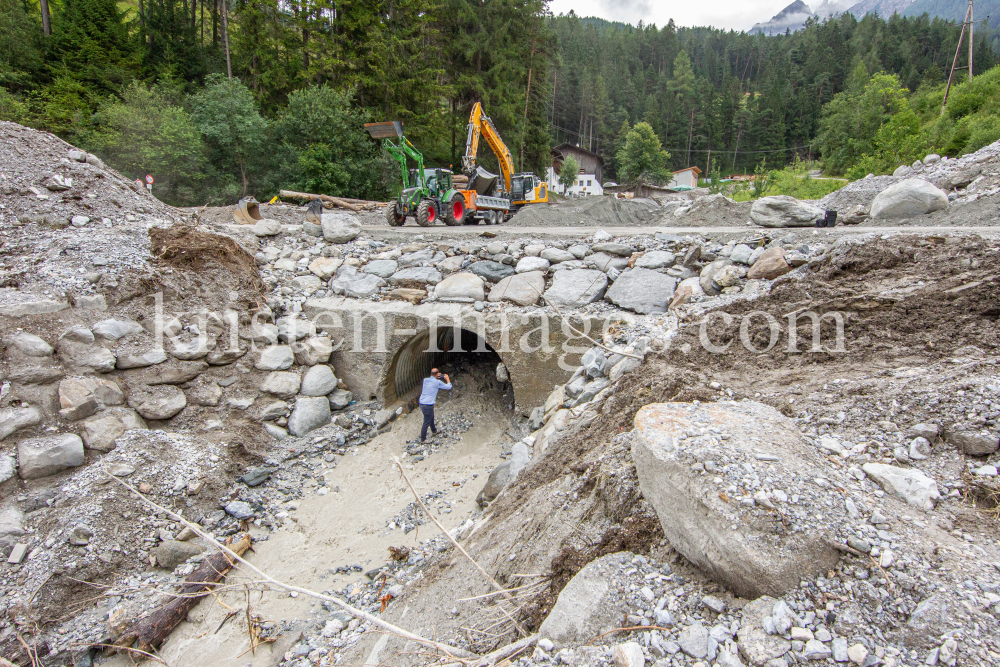 Murenabgang nach Unwetter in Mieders im Stubaital, Stubai, Tirol, Österreich by kristen-images.com