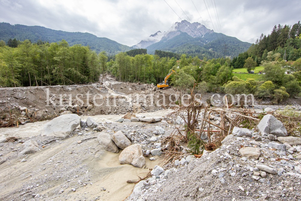 Murenabgang nach Unwetter in Mieders im Stubaital, Stubai, Tirol, Österreich by kristen-images.com