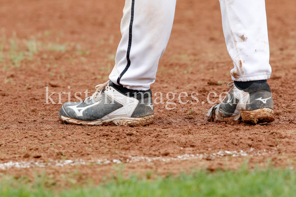 Baseballschuhe, Schuhe im Baseball Sand by kristen-images.com