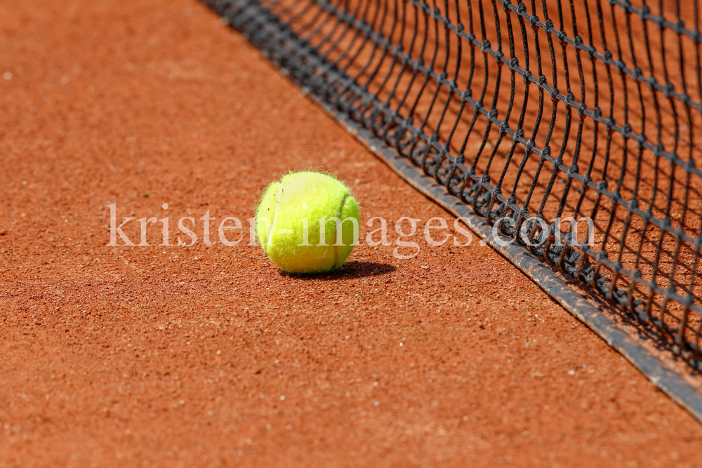 Tennisball, Tennisnetz by kristen-images.com