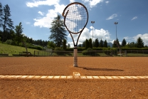 Tennisplatz / Tennisschläger / Parkclub Igls