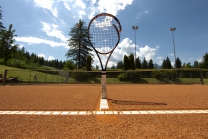 Tennisplatz / Tennisschläger / Parkclub Igls