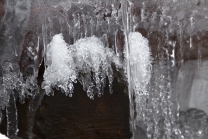Brunnen in Igls im Winter / Quelle