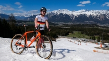 Rennradfahrer am Patscherkofel im Schnee, Tirol, Austria