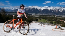 Rennradfahrer am Patscherkofel im Schnee, Tirol, Austria