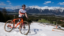 Rennradfahrer am Patscherkofel im Schnee, Tirol, Austria