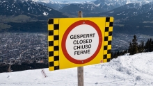 Hinweisschild / Gesperrt / Alpine Gefahren / Lawinengefahr