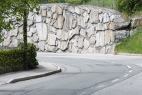 Straße mit Steinmauer / Innsbruck, Tirol, Austria