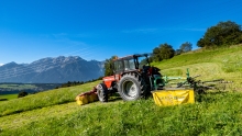 Traktor beim Mähen in Patsch, Tirol, Austria