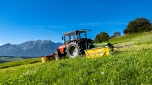 Traktor beim Mähen in Patsch, Tirol, Austria