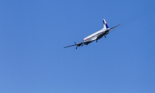 Flugzeug Douglas DC-6B von den Flying Bulls, Red Bull