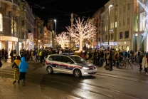 Polizeiauto mit Blaulicht in der Maria-Theresien-Straße, Innsbruck