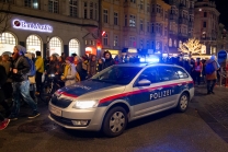 Polizeiauto mit Blaulicht in der Maria-Theresien-Straße, Innsbruck