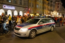 Polizeiauto mit Blaulicht in der Maria-Theresien-Straße, Innsbruck