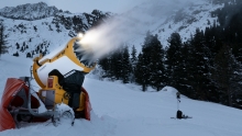 Stubaier Gletscher, Stubaital, Tirol, Austria / Schneekanone