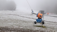 Schneemangel in Tirol, in den Alpen / Klimawandel / Schneekanone
