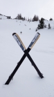Skiunfall absichern / Ski stecken im Schnee