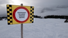 Hinweisschild / Gesperrt / Alpine Gefahren / Lawinengefahr