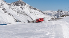 Pistenrettung / Stubaier Gletscher, Stubaital, Tirol, Austria